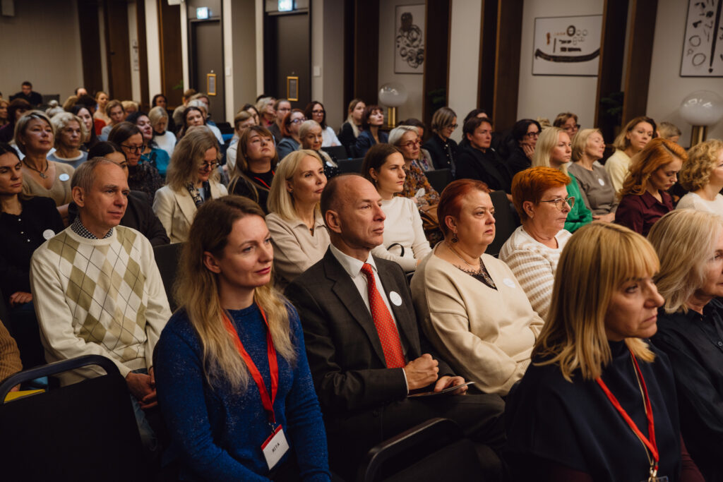 Pilna konferencijos salė – dalyviai klausosi pranešimo