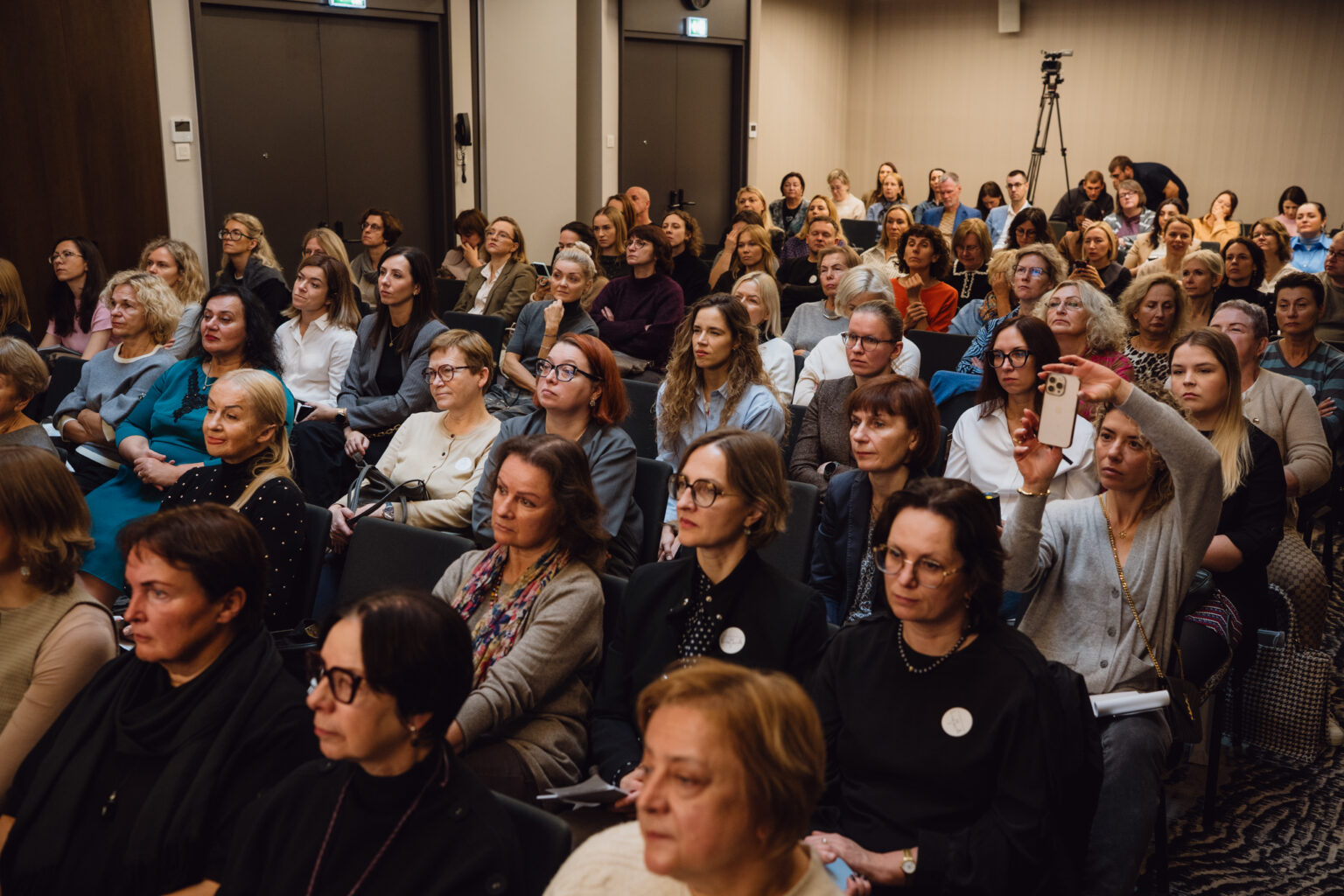 Lietuvos menopauzės asociacijos konferencijos salė, pilna dalyvių
